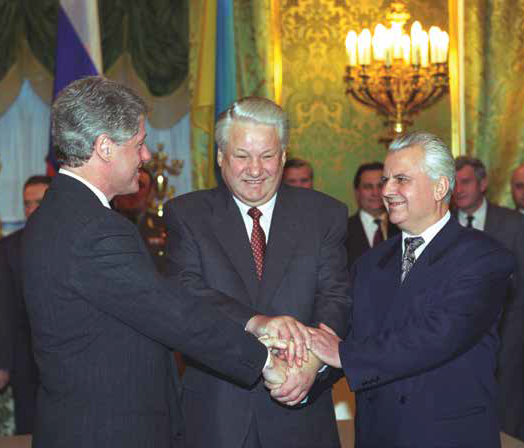 U.S. President Clinton, Russian President Yeltsin, and Ukrainian President Kravchuk sign the Trilateral Agreement in Moscow, January 1994